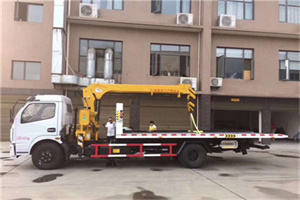 勐腊附近汽车轮胎更换